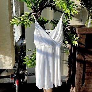 White summer dress. Size XS, brand new. EXPRESS